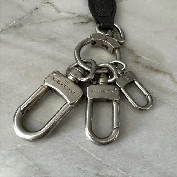 Louis Vuitton Taiga Collier Pochette Cles Neck Strap - Picture 4 of 9